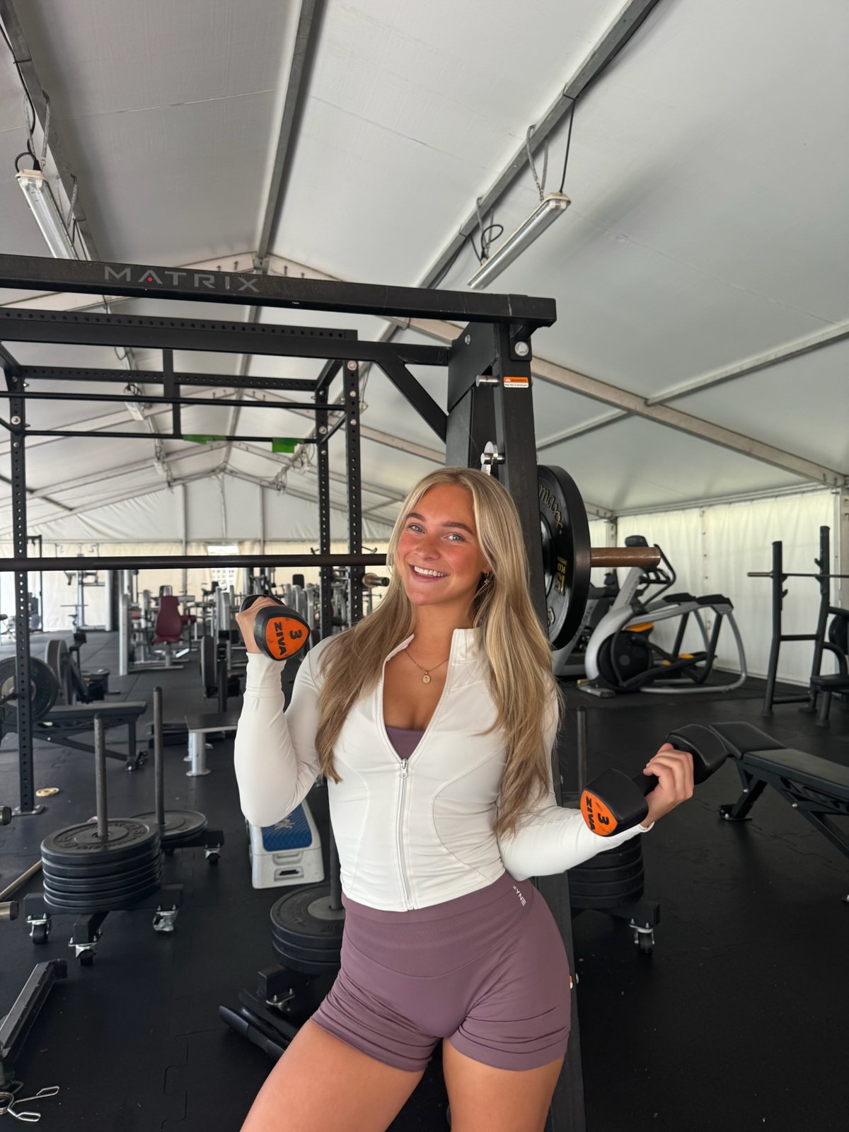 Ebony, fysiotherapeut en personal trainer, in de gym